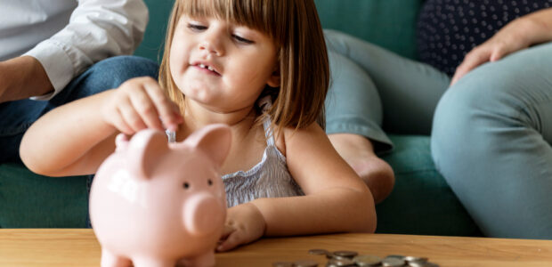 Creative and Effective Ways to Teach Children to Save Money,family-saving-money-piggy-bank