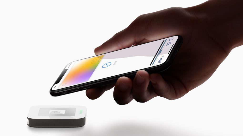 Apple-Card_hand-iPhone